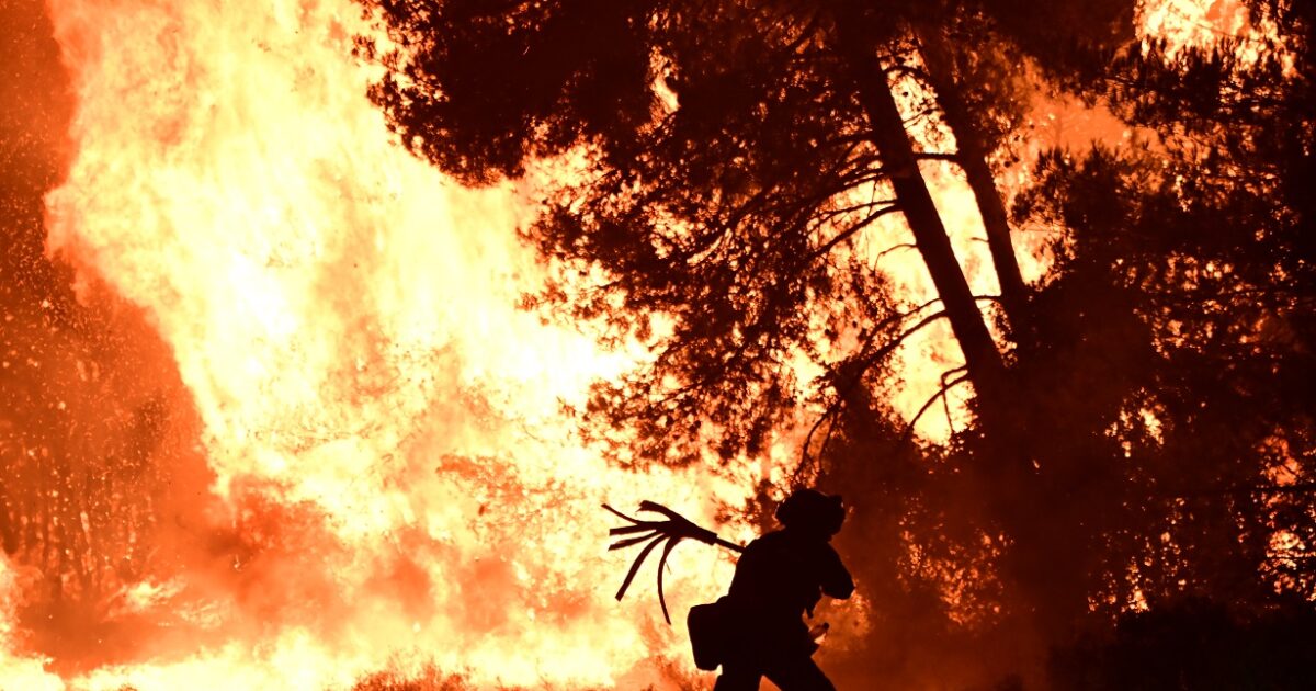 Fire in Feneos Corinth: Overnight battle with flames – two arrests for arson, cut by wheel and made electro -paste in the woods