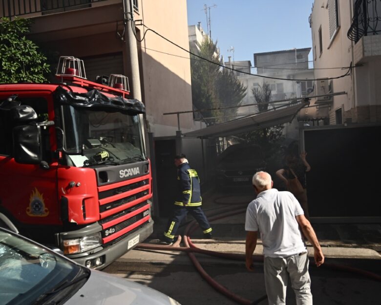 Φωτιά σε μεζονέτα στον Κορυδαλλό: Στο νοσοκομείο με εγκαύματα ένοικος που απεγκλωβίστηκε μόνος του