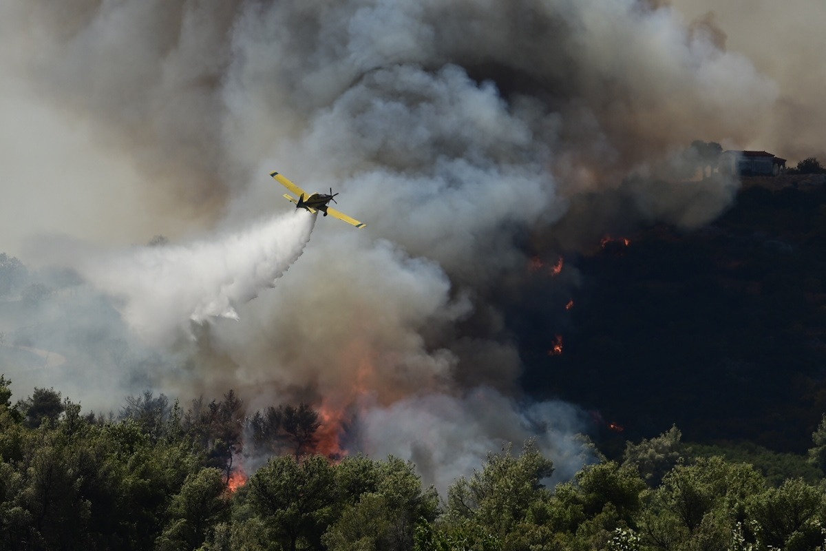 Ελικόπτερο επιχειρεί σε κατάσβεση φωτιάς