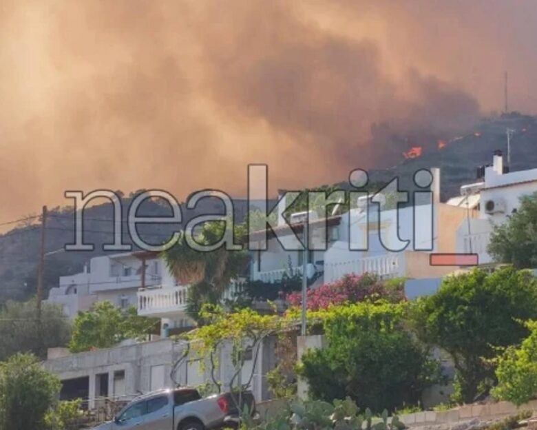 Φωτιά στην Ιεράπετρα: Οι φλόγες απειλούν ξενοδοχεία, ήχησε το 112 για εκκενώσεις 4 οικισμών