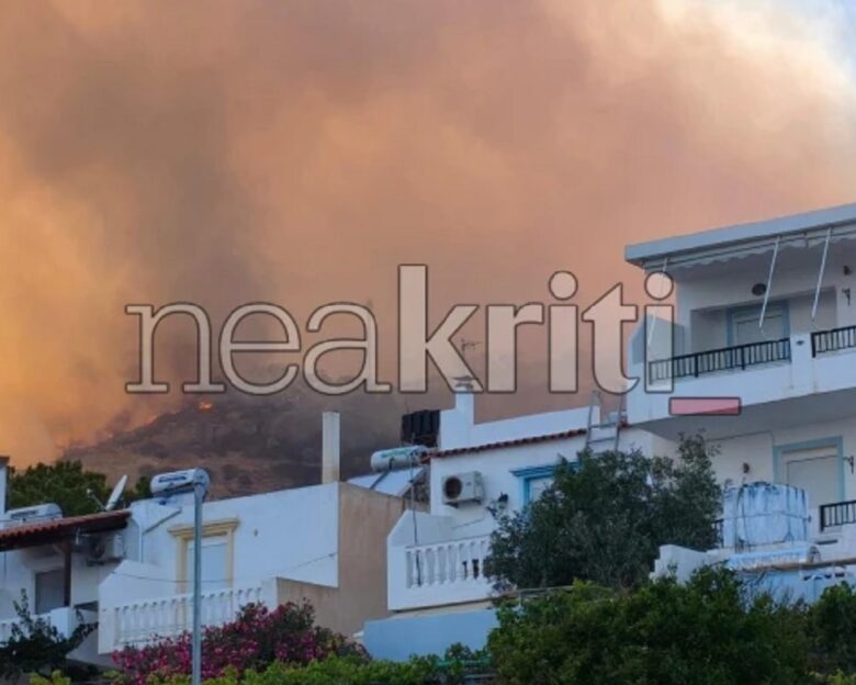 Φωτιά στην Ιεράπετρα: Οι φλόγες απειλούν ξενοδοχεία, ήχησε το 112 για εκκενώσεις 4 οικισμών