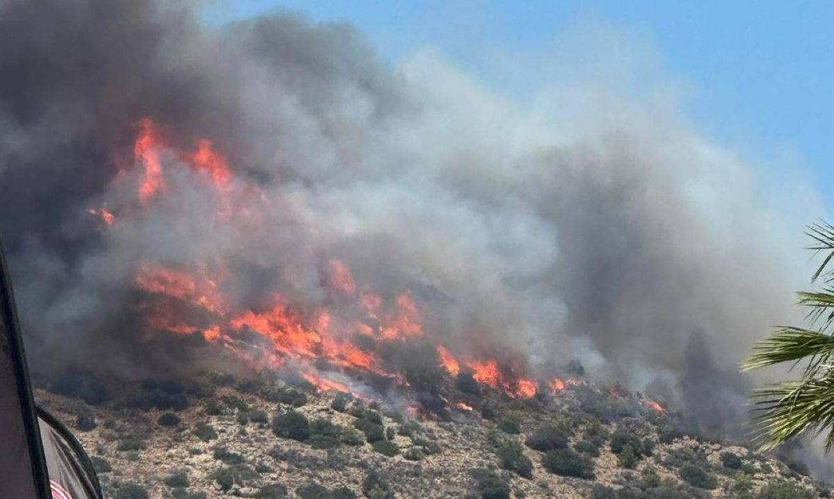Φωτιά στο Κορωπί – Μήνυμα του 112, στις αυλές των σπιτιών οι φλόγες