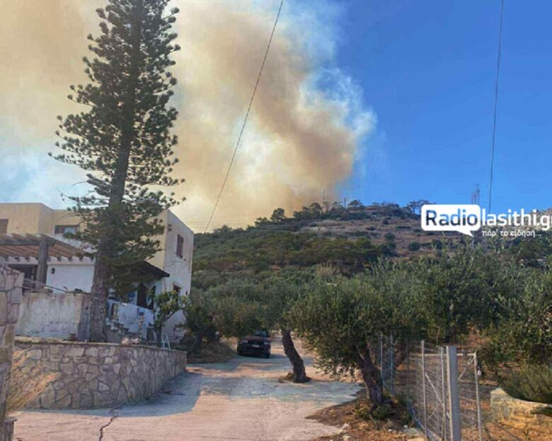 Φωτιά στο Λασίθι στην περιοχή Αχλιά: Ήχησε το 112 για εκκενώσεις οικισμών – «Απομακρυνθείτε προς Ιεράπετρα»
