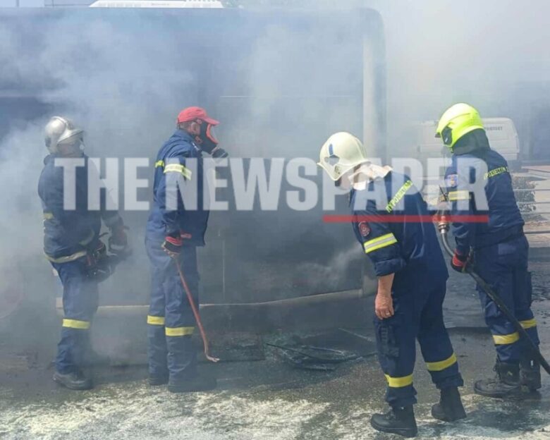 Φωτιά σε λεωφορείο στον Βόλο: Πρόλαβαν να αποβιβαστούν οι επιβάτες