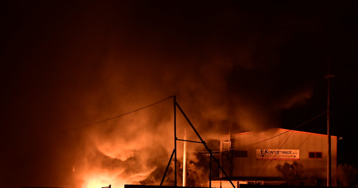 Fire in Megara: Destroyed the factory wrapped in flames – choking or atmosphere by burning plastic