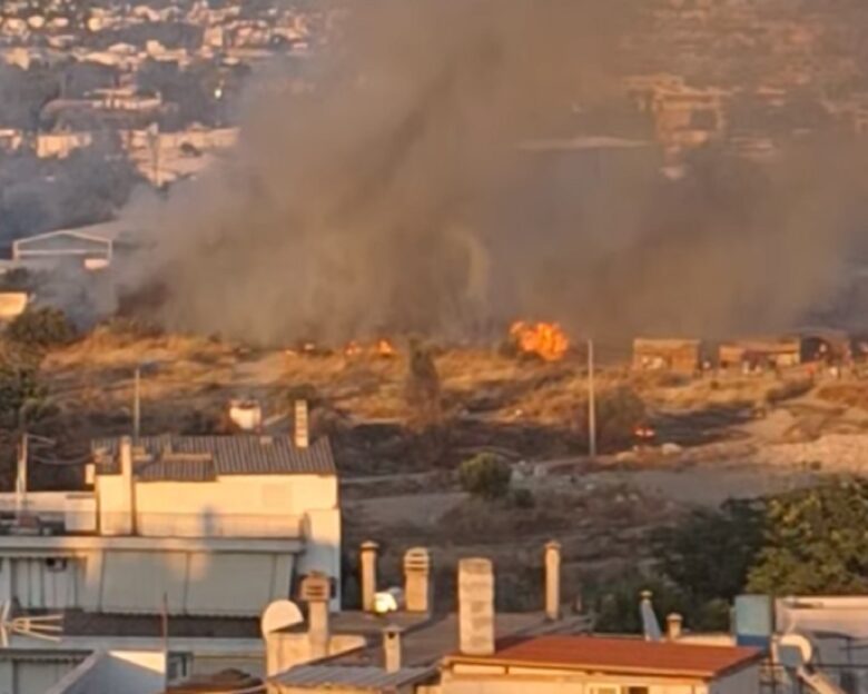 Φωτιά σε οικοπεδικούς χώρους στο Μενίδι κοντά σε σπίτια