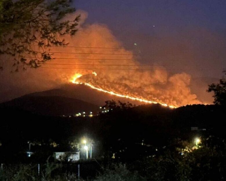 Φωτιές: Μάχη με τις φλόγες όλο το βράδυ σε Αττική, Εύβοια, Χανιά, Μεσσηνία, Κύθηρα