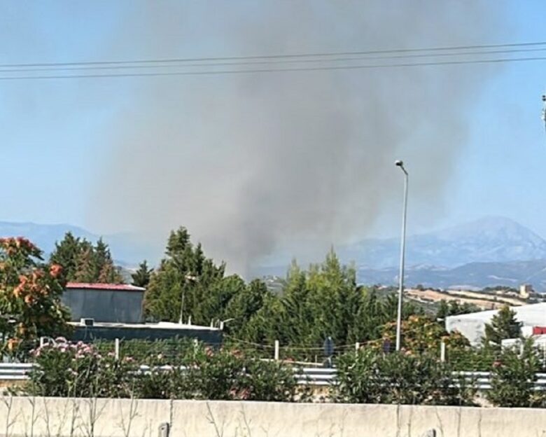 Φωτιά κοντά στα παλαιά διόδια στο Σχηματάρι – Και εναέρια μέσα στο σημείο