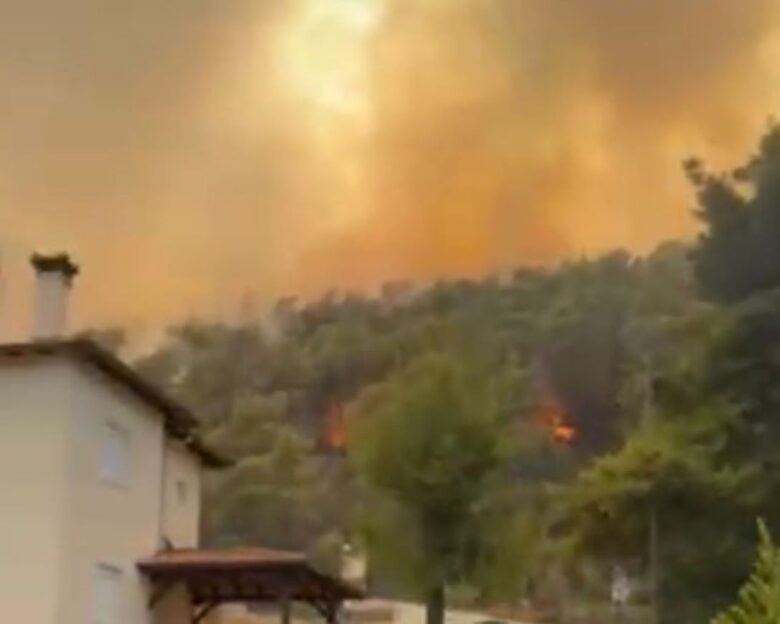 Φωτιά στη Βουρβουρού Χαλκιδικής – Μήνυμα από το 112 «αν βρίσκεστε στην περιοχή απομακρυνθείτε προς Νικήτη»