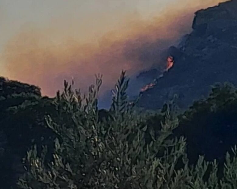 Φωτιά στα Χανιά: Ανεξέλεγκτο το πύρινο μέτωπο, κάηκαν σπίτια – Μπαράζ μηνυμάτων από το 112