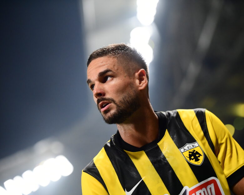 AEK: O Mιγιάτ Γκατσίνοβιτς προβάρει φανέλα βασικού για τη ρεβάνς με τη Χάποελ Μπερ Σεβά