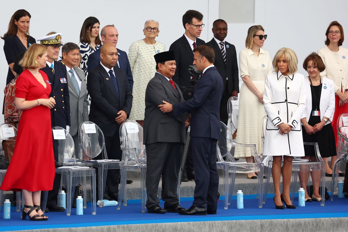The Indonesian President with his French counterpart before the parade starts