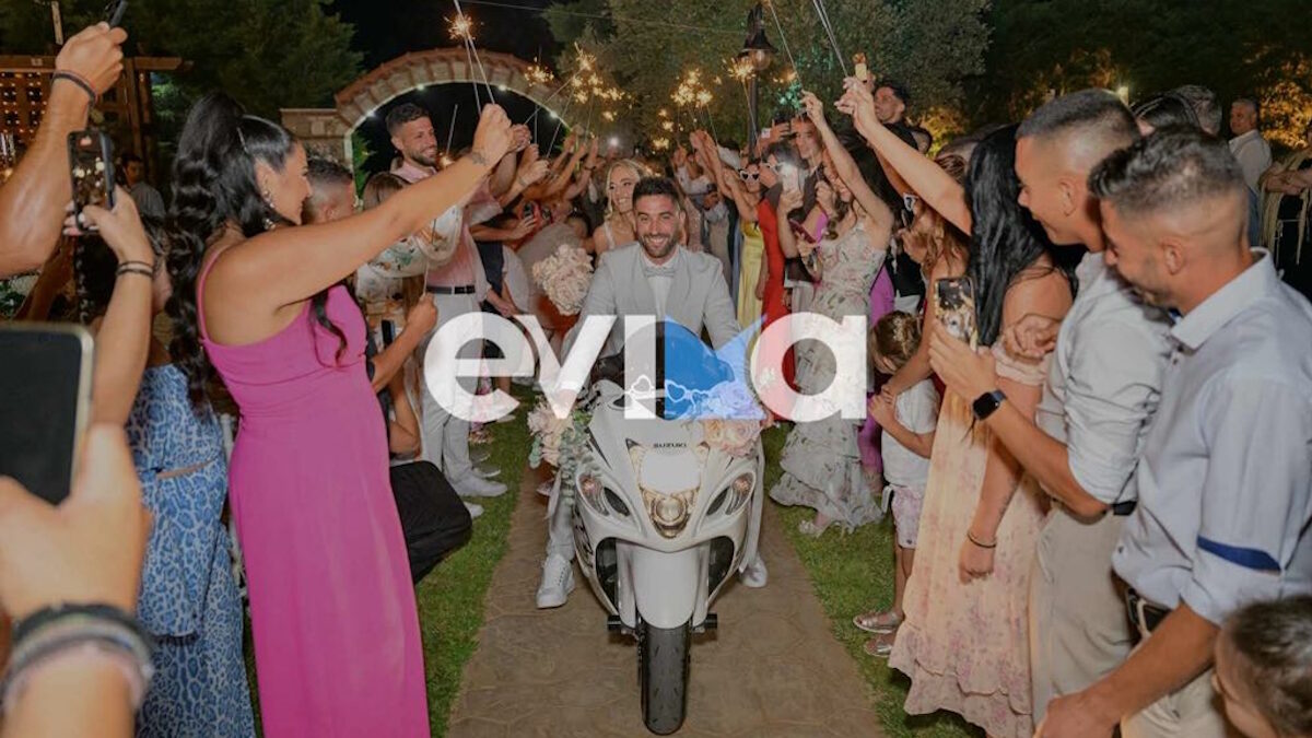Στιγμιότυπο από τη στιγμή που το ζευγάρι καταφθάνει στη δεξίωση