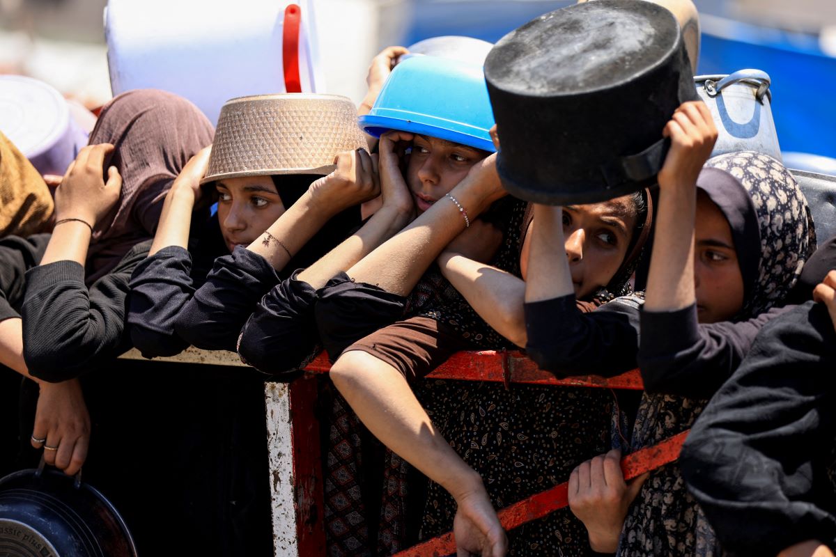 Residents in Gaza are waiting for food from charity organization