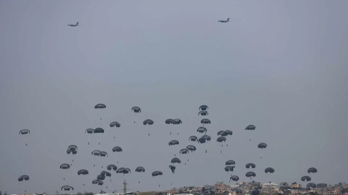 Αεροπορική ρίψη ανθρωπιστικής βοήθειας στη Γάζα