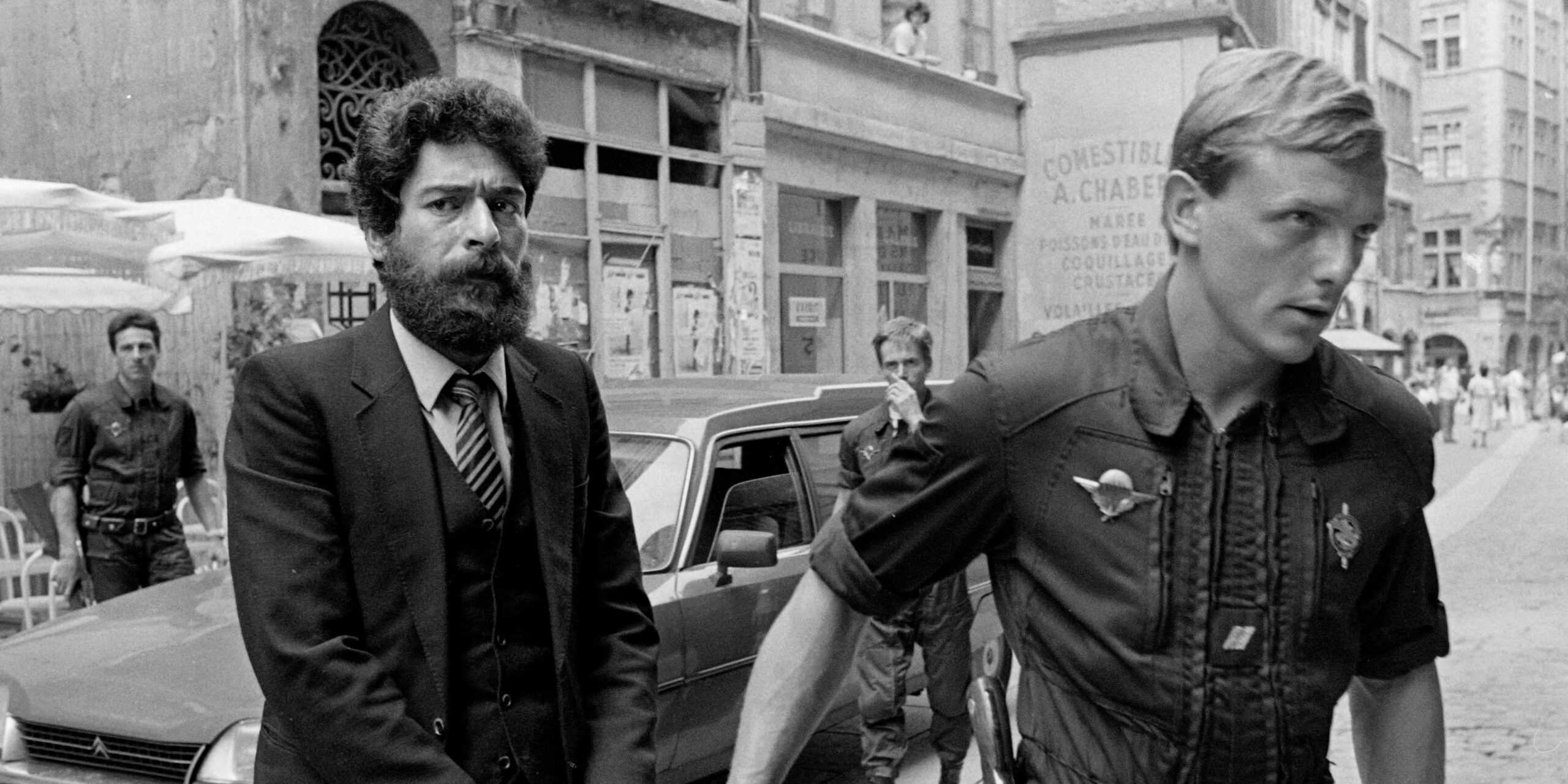 Ο Ζορζ Ιμπραήμ Αμπντάλα (αριστερά) συνοδεύεται από έναν Γάλλο χωροφύλακα κατά την άφιξή του στο δικαστήριο της Λυών, στις 10 Ιουλίου 1986