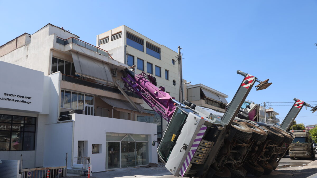 Γερανοφόρο όχημα παρέσυρε καλώδια ηλεκτροδότησης και έπεσε σε διώροφο σπίτι στο Περιστέρι.