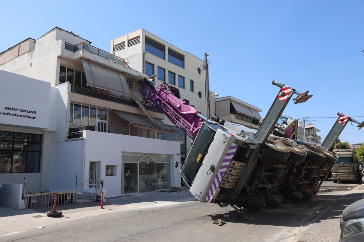 Γερανοφόρο όχημα παρέσυρε καλώδια ηλεκτροδότησης και έπεσε σε διώροφο σπίτι στο Περιστέρι.
