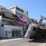 Γερανοφόρο όχημα παρέσυρε καλώδια ηλεκτροδότησης και έπεσε σε διώροφο σπίτι στο Περιστέρι.