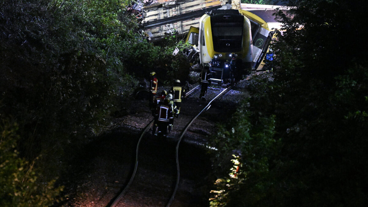 Πυροσβέστες και μέλη υπηρεσιών έκτακτης ανάγκης επιθεωρούν το σημείο όπου εκτροχιάστηκε το τρένο στη Γερμανία