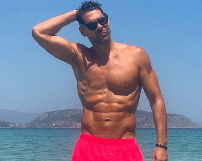 Ο Γιάννης Σπαλιάρας ποζάρει με μαγιό στα 50 του: «Ζαλίζουν» οι κοιλιακοί του