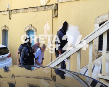 Ο 63χρονος γιατρός οδηγείται στην εισαγγελία Χανίων