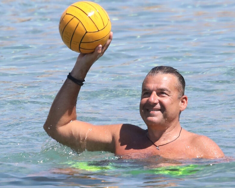 Ο Γιώργος Λιάγκας και η Μαρία Αντωνά στην Τήνο για τη βάφτιση του γιου της Φωτεινής Πετρογιάννη – Φωτογραφίες