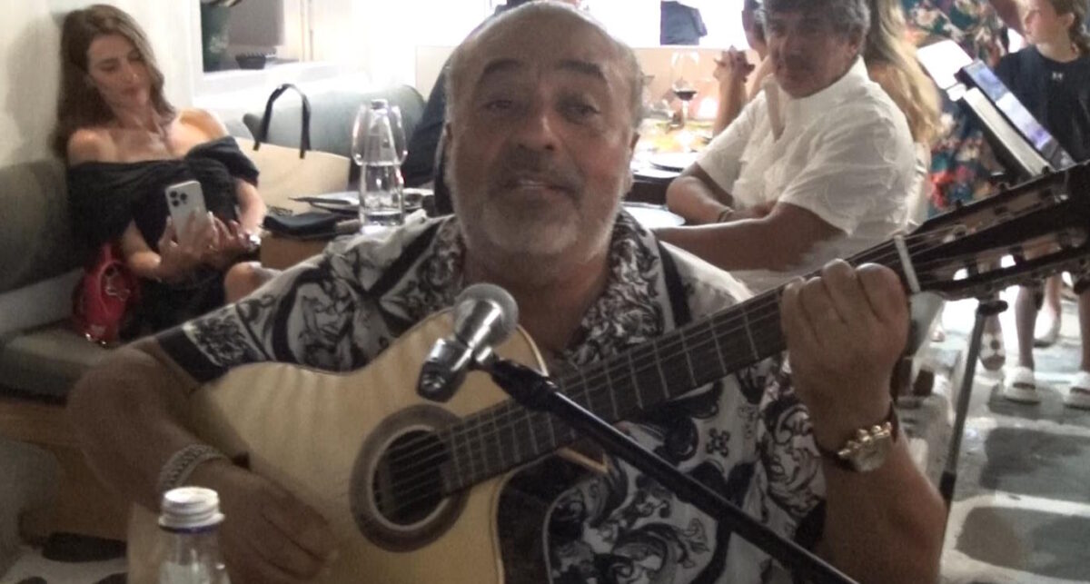 Ο τραγουδιστής των Gipsy Kings στη Μύκονο
