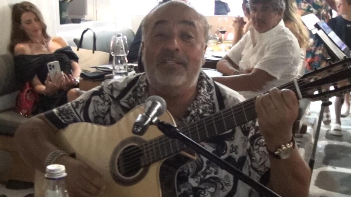 Ο τραγουδιστής των Gipsy Kings στη Μύκονο