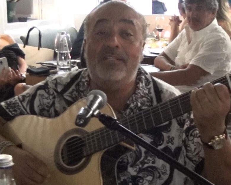 Ο τραγουδιστής των Gipsy Kings ξεσήκωσε τη Μύκονο, στήνοντας «αυτοσχέδια συναυλία»