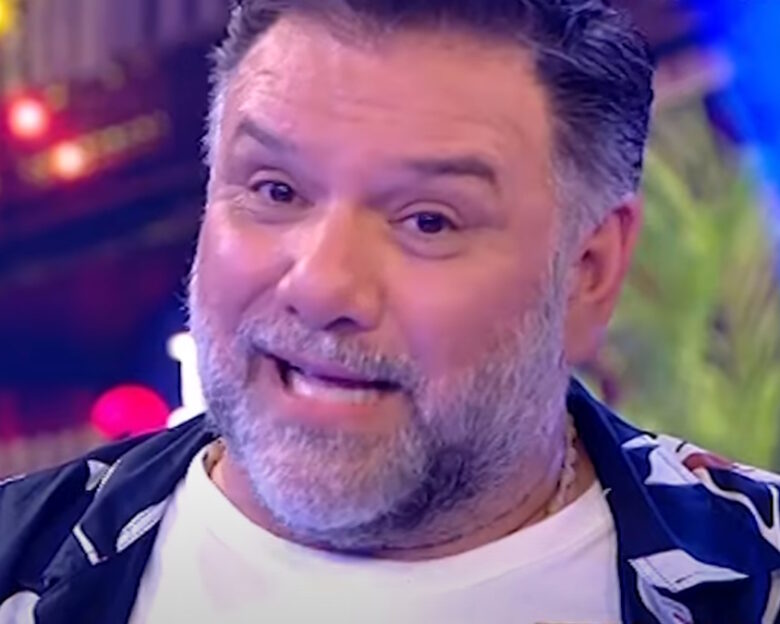 Φινάλε για το The 2Night Show: Ο Γρηγόρης Αρναούτογλου αποχαίρετησε το κοινό – «Συγκινούμαι, γιατί του χρόνου θα κλείσουμε τη 10η χρονιά»