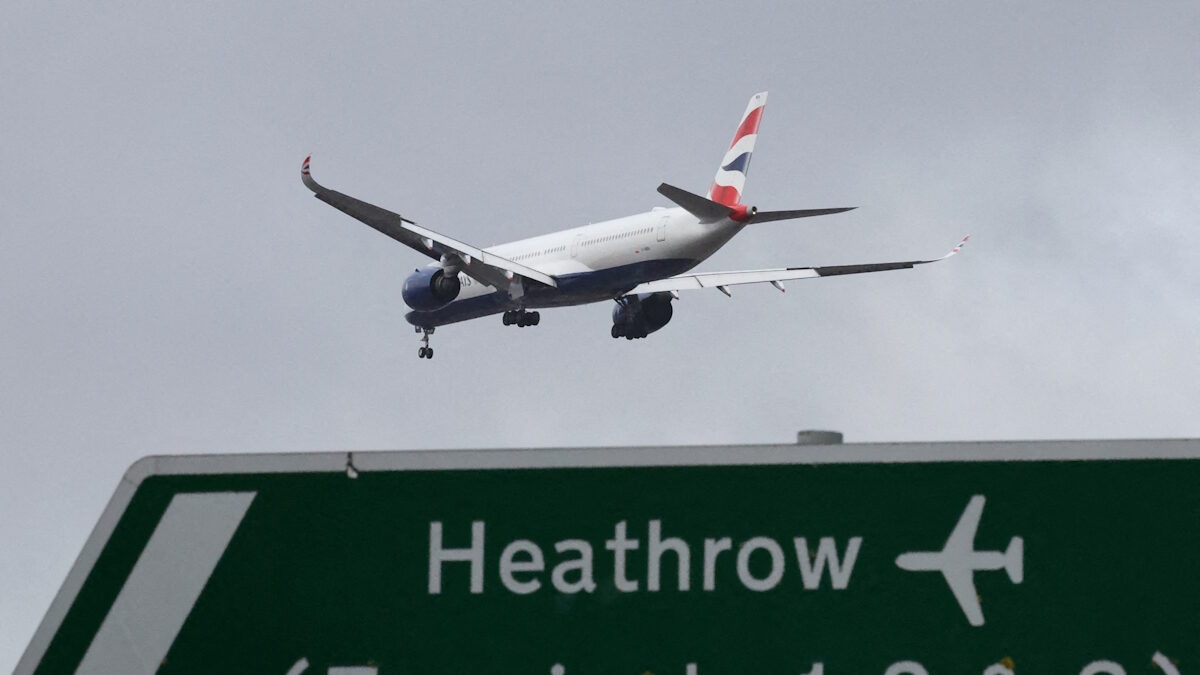 Επιβατικό αεροσκάφος της British Airways προσεγγίζει το αεροδρόμιο Heathrow στο δυτικό Λονδίνο