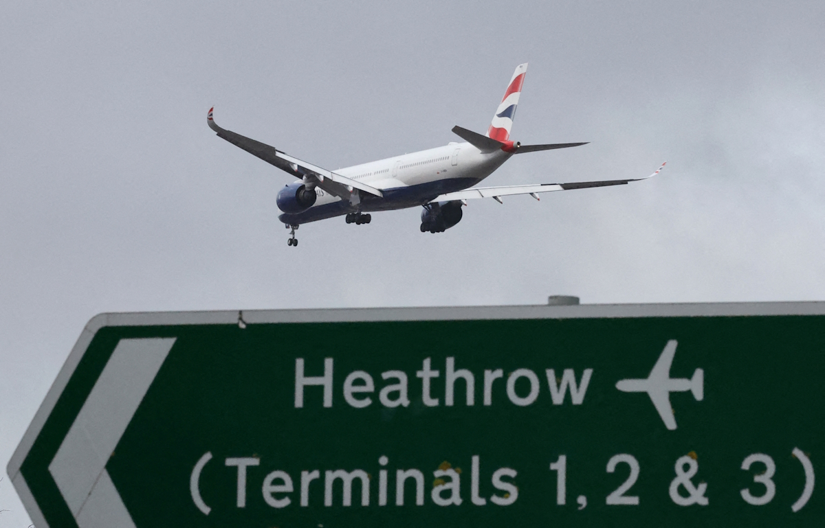 Επιβατικό αεροσκάφος της British Airways προσεγγίζει το αεροδρόμιο Heathrow στο δυτικό Λονδίνο