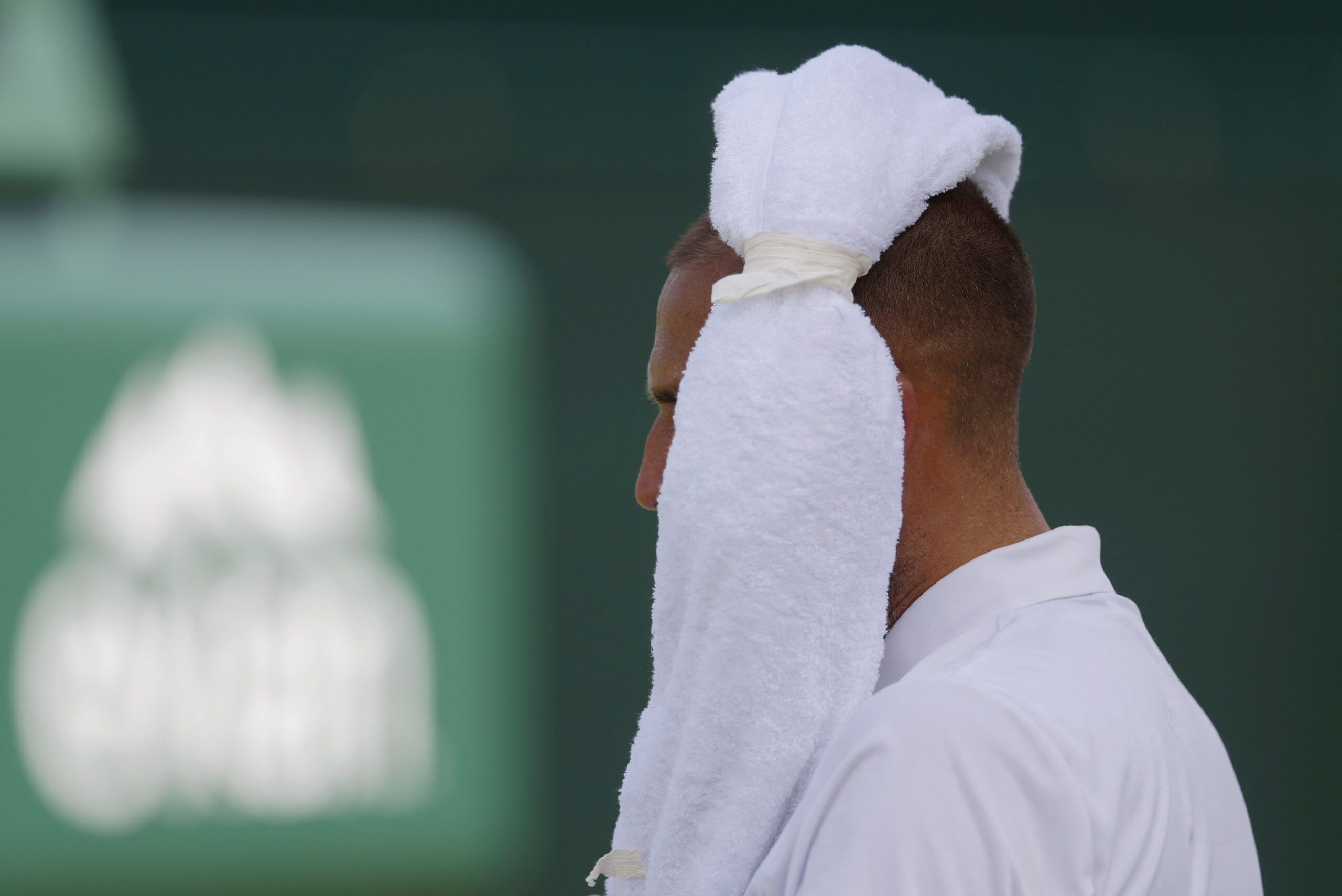 Αθλητής στο Wimbledon στο έλεος της ζέστης