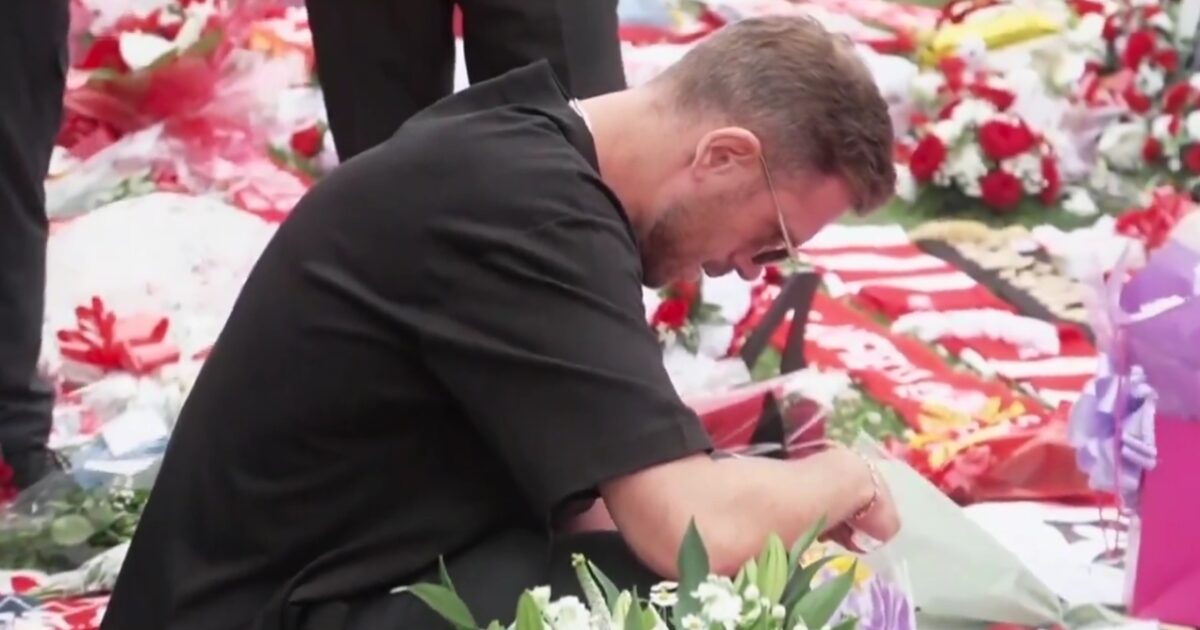 Jordan Henderson plays in crying leaving flowers out of “Anfield” in memory of Diogo Zota