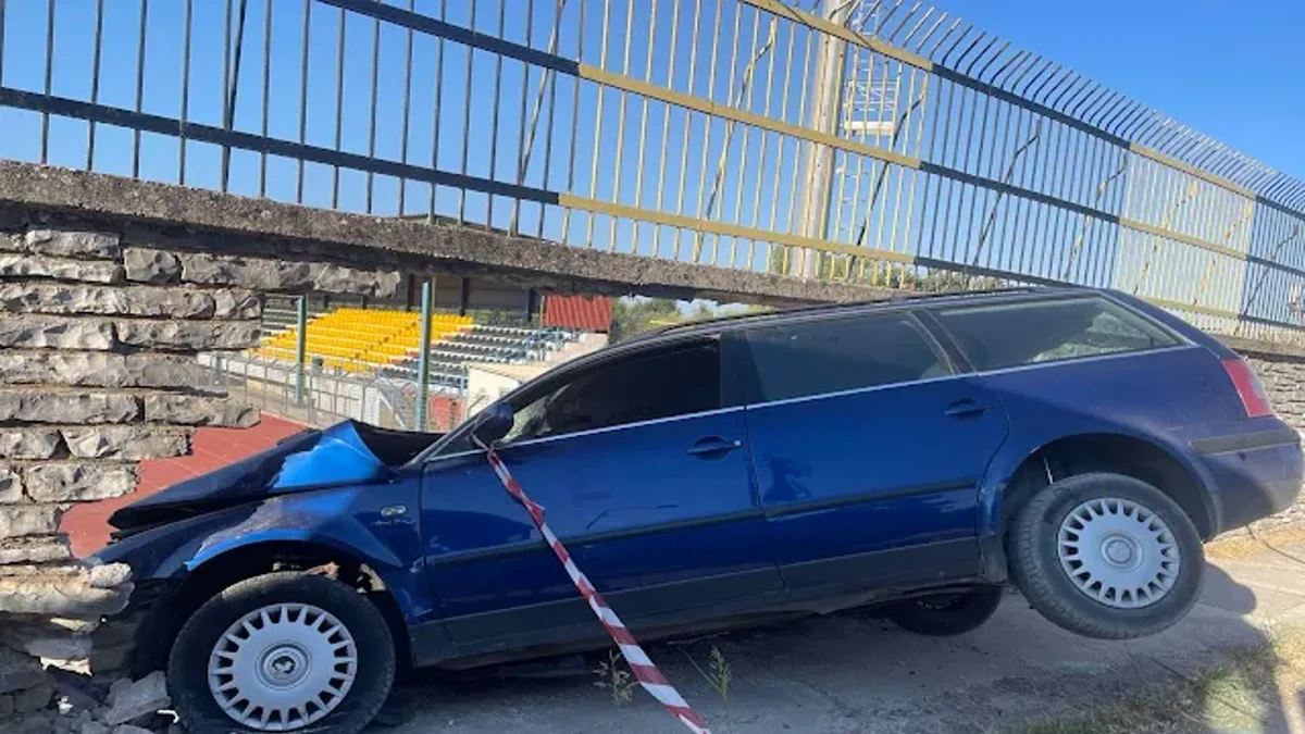 Το αυτοκίνητο που καρφώθηκε στον τοίχο του γηπέδου