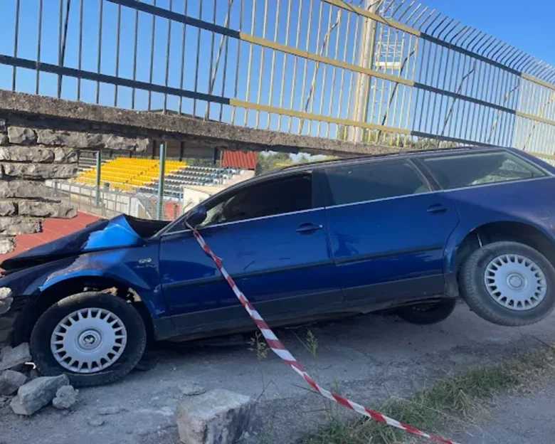 Καταδίωξη στην Ηγουμενίτσα: Αυτοκίνητο με 7 μετανάστες «καρφώθηκε» σε τοίχο γηπέδου προσπαθώντας να ξεφύγει από την αστυνομία