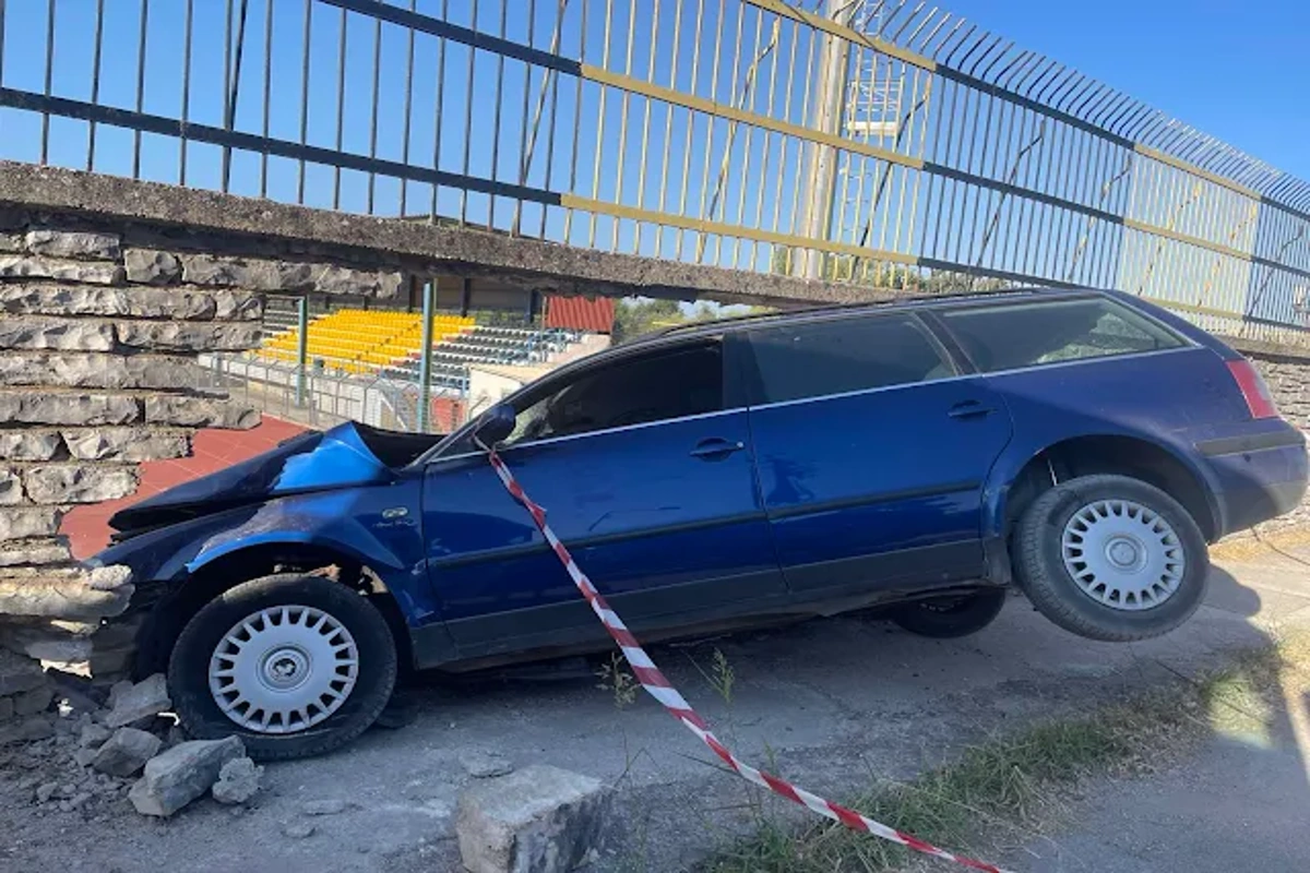 Το αυτοκίνητο που καρφώθηκε στον τοίχο του γηπέδου