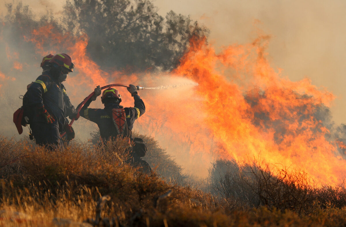 Πυροσβέστες κατά τη διάρκεια κατάσβεσης της φωτιάς στην Ιεράπετρα