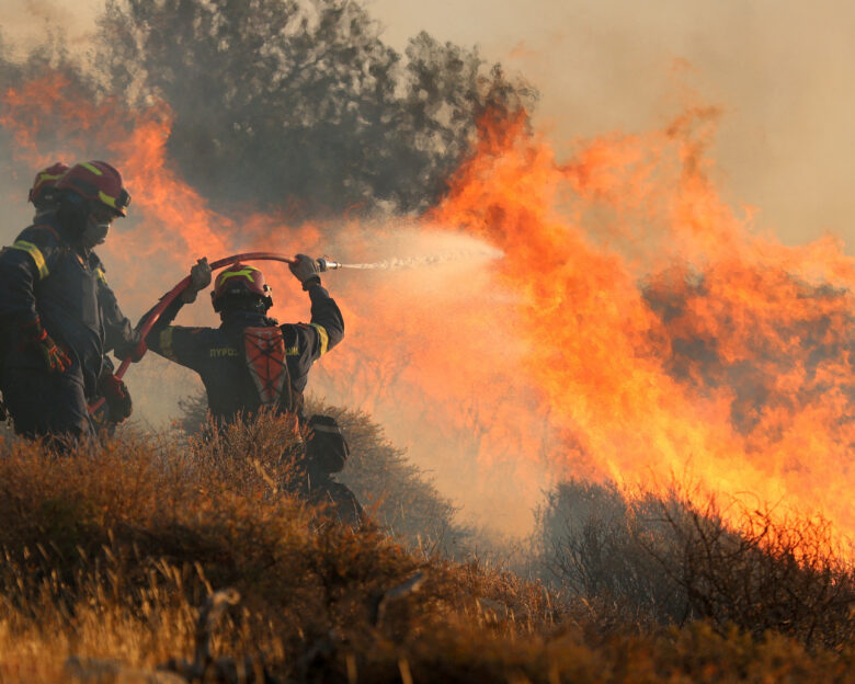 Φωτιά στην Ιεράπετρα: Τιτάνια η μάχη με τις φλόγες – 9 μποφόρ οι ριπές των ανέμων, απομακρύνθηκαν 5.000 άτομα