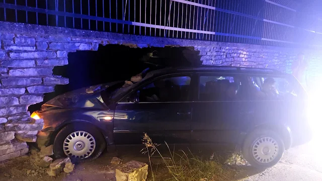 Το αυτοκίνητο που καρφώθηκε στον τοίχο του γηπέδου