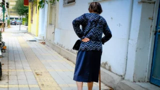 Αμπελόκηποι: Έφοδος σε παράνομο γηροκομείο – 4 ηλικιωμένες ζούσαν σε άθλιες συνθήκες