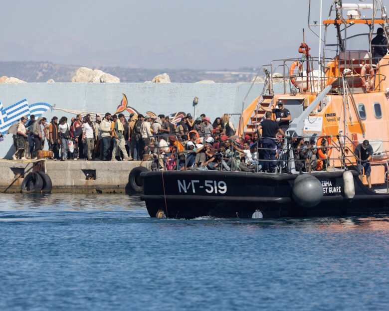 Κομισιόν: «Γνωρίζουμε για τις αυξημένες μεταναστευτικές ροές στην Ελλάδα – Ο αρμόδιος Επίτροπος θα επισκεφτεί την Λιβύη»