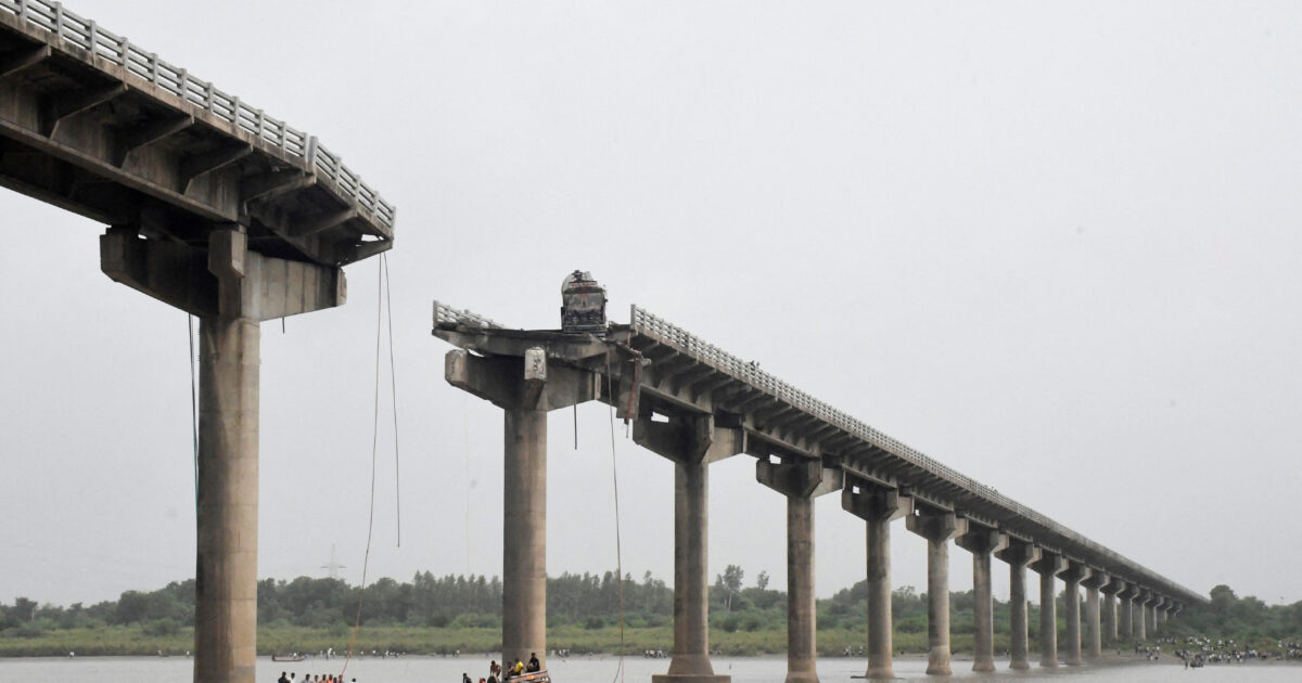 India: Nine dead from the collapse of bridge in the Gujarat state