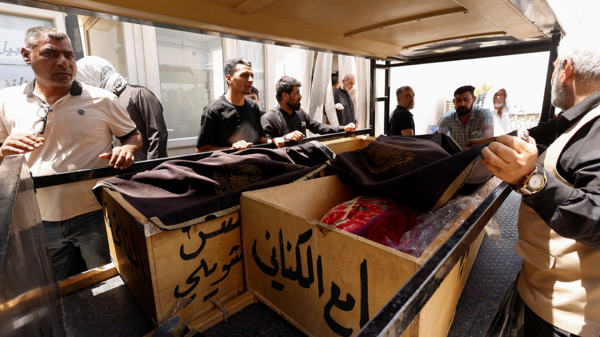 Citizens carry the corpses to make their funeral