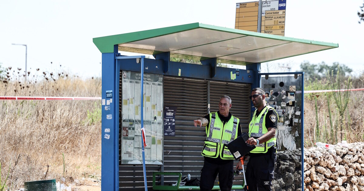 Israel: “Terrorist attack by car that hit bus stop – military eight injured”