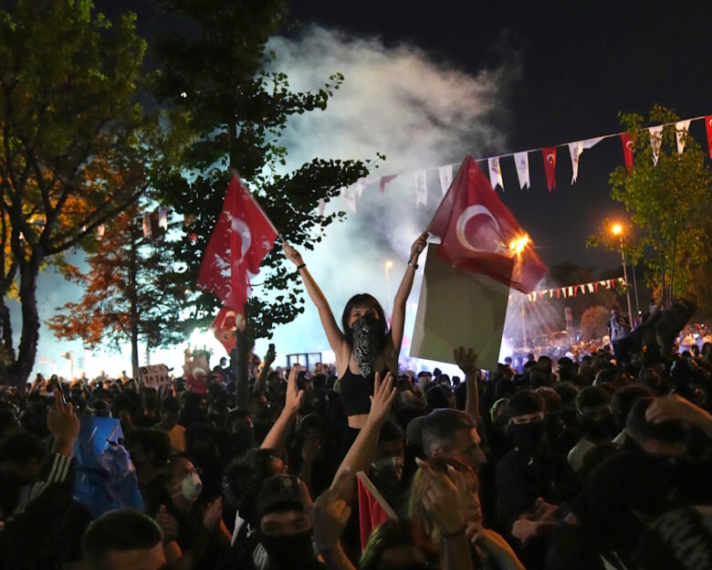 Οζέλ κατά Ερντογάν: «Είναι αρχηγός χούντας» – Συγκρούσεις με την αστυνομία στο συλλαλητήριο του CHP υπέρ του Ιμάμογλου