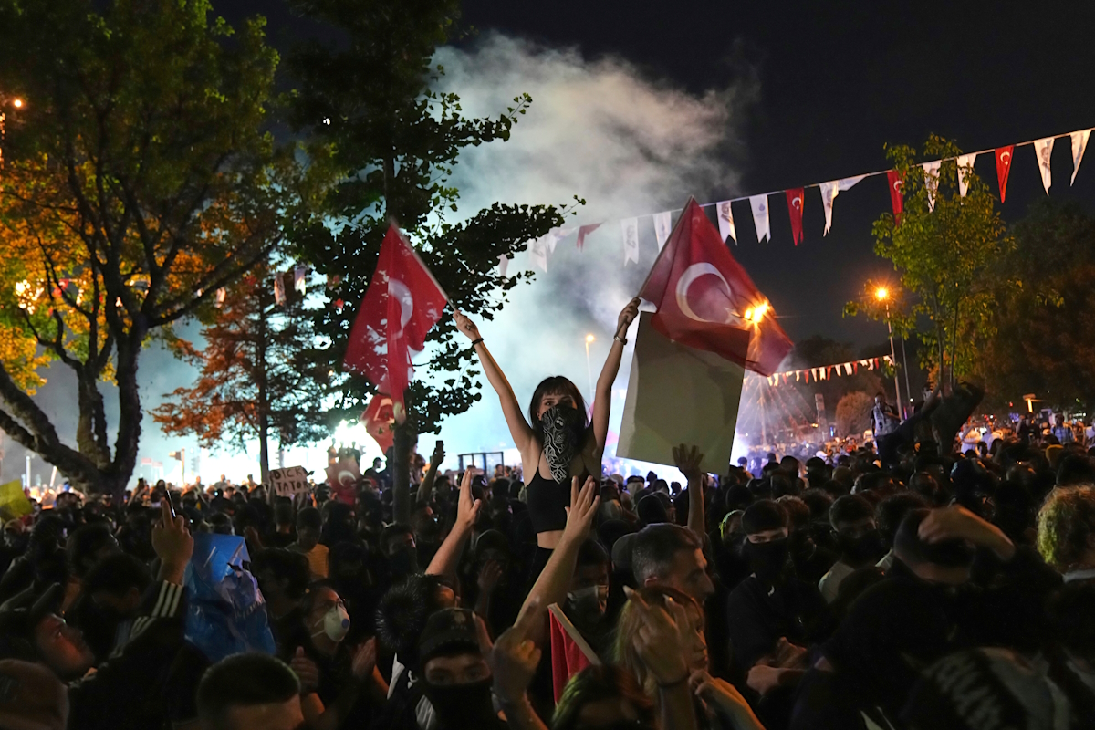 Συλλαλητήριο διαμαρτυρίας που διοργάνωσε το Ρεπουμπλικανικό Λαϊκό Κόμμα (CHP), έξω από το Δημαρχείο της Κωνσταντινούπολης υπέρ του Εκρέμ Ιμάμογλου