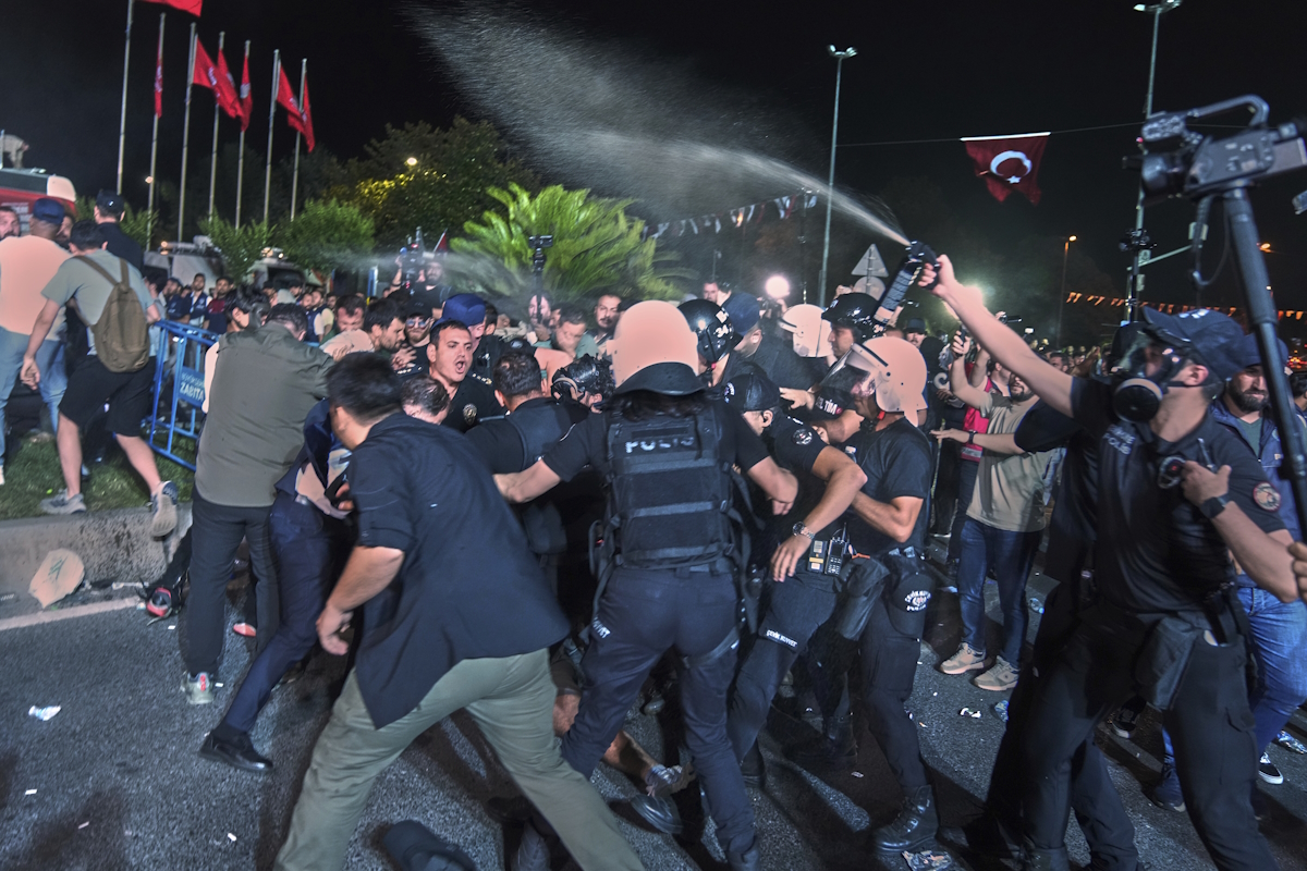 Η αστυνομία χρησιμοποιεί σπρέι πιπεριού για να διαλύσει τους διαδηλωτές στην Κωνσταντινούπολη
