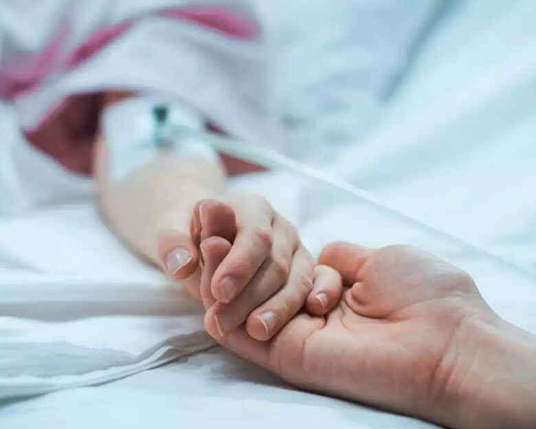 Ηράκλειο: Σε σοβαρή αλλά σταθερή κατάσταση η 4χρονη που παρασύρθηκε από φορτηγάκι έξω από το ΠΑΓΝΗ